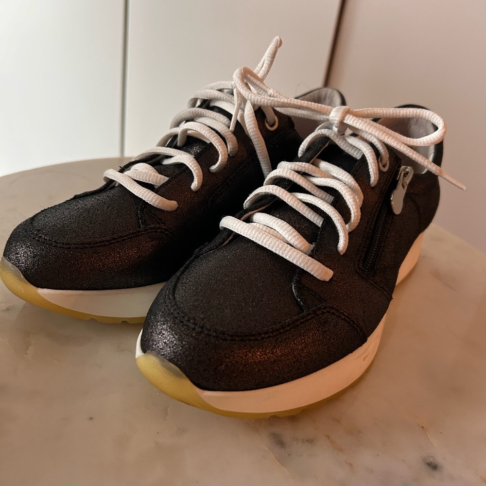 Munro Black and White Sneakers Classic Design